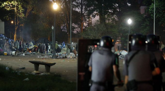 Policie v Sao Paulu likviduje čtvrti obsazené narkomany a bezdomovci.