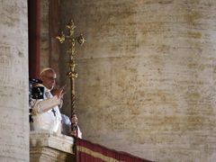 Papež poprvé zdraví věřící.