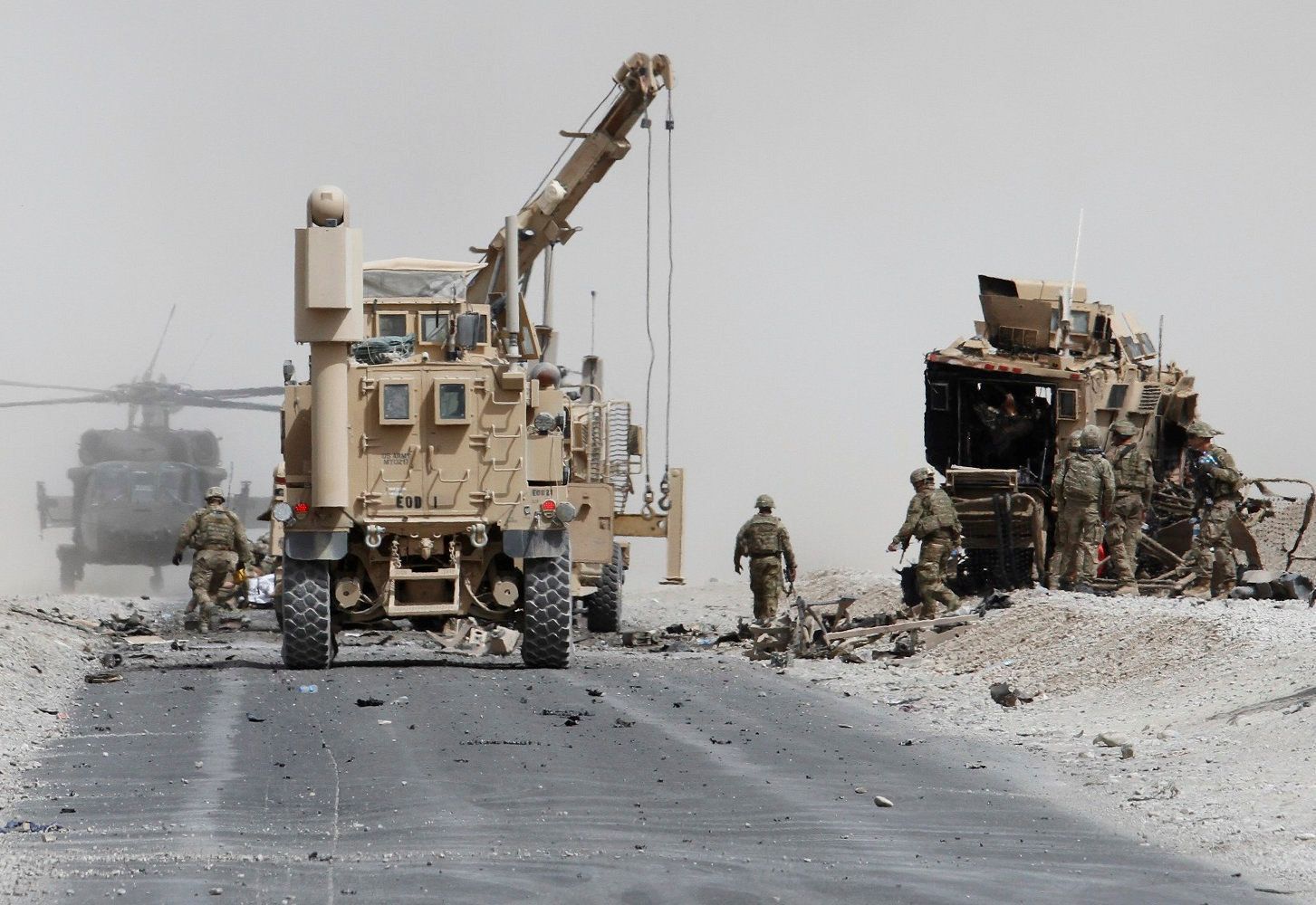 Útok na konvoj NATO poblíž letiště ve městě Kandahár na jihu Afghánistánu.