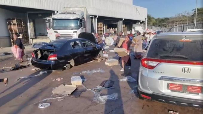 Protesty, které přerostly ve vykrádání obchodů, v JAR propukly minulý týden (na snímku drancování obchodu ve městě Chesterville západně od Durbanu).