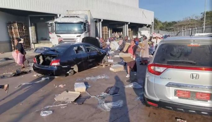 Protesty, které přerostly ve vykrádání obchodů, v JAR propukly minulý týden (na snímku drancování obchodu ve městě Chesterville západně od Durbanu).