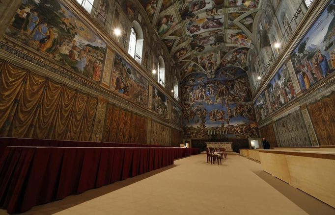 Tables for the Cardinals are seen at the Sistine Chapel in the Vatican March 9, 2013. The conclave begins on Tuesday, with the sequestered cardinals using the chimney to tell the outside world whether or not they have chosen a new leader - black smoke signifying no decision and white smoke announcing a new pontiff. REUTERS/Stefano Rellandini (VATICAN - Tags: RELIGION) Published: Bře. 9, 2013, 12:28 odp.