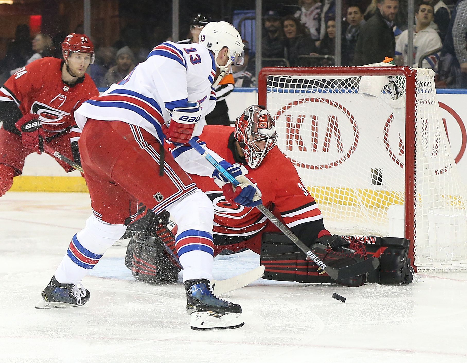 hokej, NHL 2018/2019, New York Rangers - Carolina, hostující Petr Mrázek čelí ataku Kevina Hayese