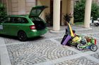 Dvoulitrová láhev s pitím pohozená v autě váží při nárazu na dálnici jako dospělý muž
