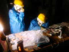 Technici, kteří likvidují jadernou havárii ve Fukušimě. Dva z nich museli být hospitalizováni poté, co je popálila radioaktivní voda.