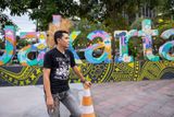 Anjas Rukmana, baskytarista ze skupiny AGAINST!, pózuje s vytvořeným čírem před nápisem Jakarta u vchodu do Kreativního centra Thamrin 10 - bývalého parkoviště mezi mrakodrapy v centru megapole. (www.michalnovotny.com)