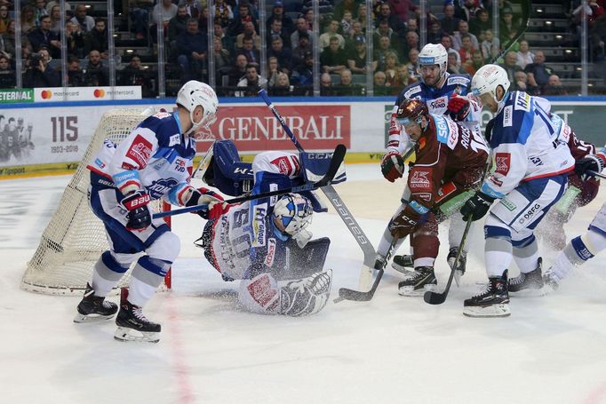 38. kolo hokejové extraligy 2018/19, Sparta - Kometa: Karel Vejmelka zasahuje proti Lukáši Rouskovi.