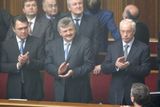 Aplaus po hlasování. Ukrajinský premiér Mykola Azarov (vpravo).