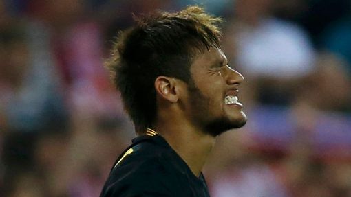 Neymar smutní po vyřazení Barcelony z Ligy mistrů