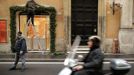 A man prepares Christmas decorations in front of a shop window in downtown Rome December 4 , 2012. REUTERS/Tony Gentile (ITALY - Tags: SOCIETY BUSINESS) Published: Pro. 4, 2012, 2:31 odp.