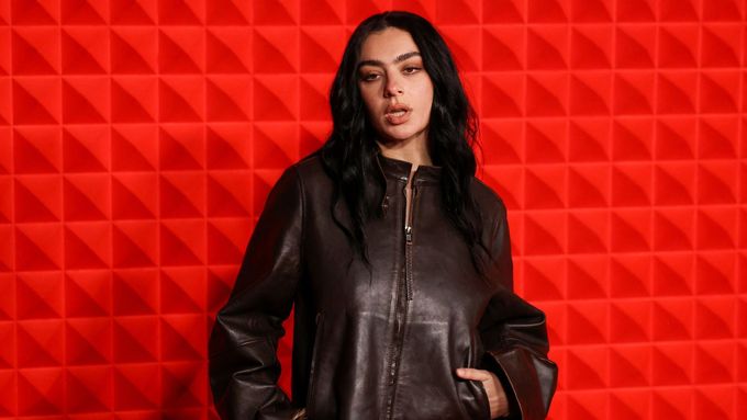 Charli XCX se stala hvězdou letošního léta a její hudba nemizí ani na podzim.