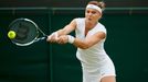 Lucie Šafářová v osmifinále Wimbledonu 2015 s Coco Vandewegheovou.