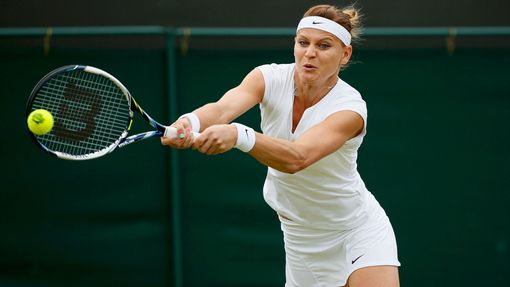 Lucie Šafářová v osmifinále Wimbledonu 2015 s Coco Vandewegheovou.