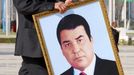 Velikého Turkmenbašiho (na obraze) vystřídá prezident s pravděpodobně nejdelším jménem na světě. Kandidát jediné povolené strany v zemi, Demokratické strany, Gurbanguli Malikgulijevič Berdymuhamedov.