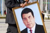 Velikého Turkmenbašiho (na obraze) vystřídá prezident s pravděpodobně nejdelším jménem na světě. Kandidát jediné povolené strany v zemi, Demokratické strany, Gurbanguli Malikgulijevič Berdymuhamedov.