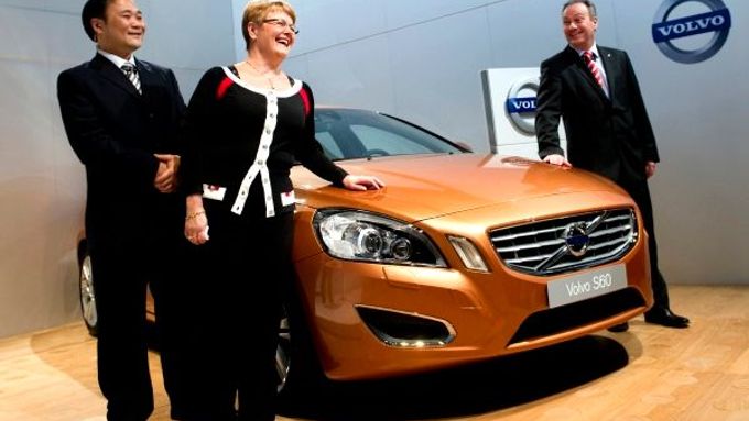 Majitel automobilky Geely a od 28. března 2010 také značky Volvo Li Šu-fu (vlevo). Po podepsání historické smlouvy pózuje u nového modelu S 60 s švédskou minystryní podnikání a energetiky a výkonným ředitelem Volvo Cars.