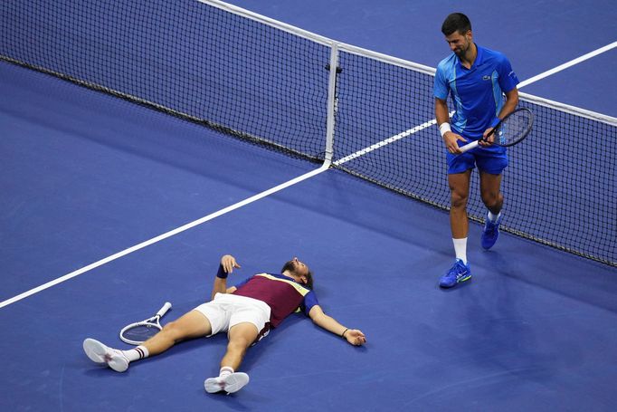 Novak Djokovič kontroluje zdravotní stav svého soupeře ve finálovém utkání US Open