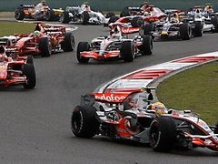 Lewis Hamilton s McLarenem v čele Velké ceny Číny krátce po startu závodu.