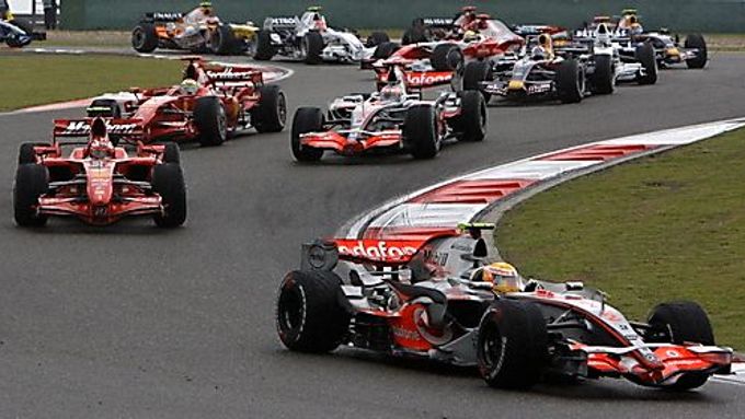 Lewis Hamilton s McLarenem v čele Velké ceny Číny krátce po startu závodu. Uspěje nováček i v Brazílii?