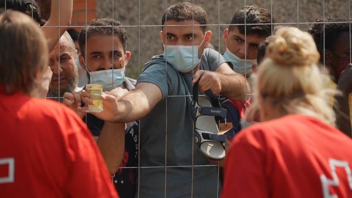 „Přiletěl jsem jako turista.“ Jak migranti z Běloruska vstupují na území EU; Zdroj foto: Associated Press