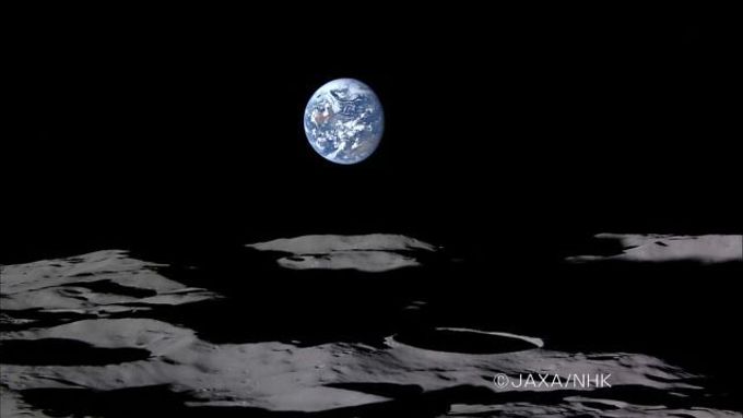 Takto vypadá Země z povrchu Měsíce. Snímek pořídila japonská sonda.