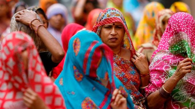 Ženy na pohřbu obětí útoků v indickém Džajpúru