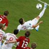 Polský fotbalista Dariusz Dudka zkouší nůžky proti České republice v utkání skupiny A na Euru 2012