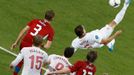 Polský fotbalista Dariusz Dudka zkouší nůžky proti České republice v utkání skupiny A na Euru 2012.