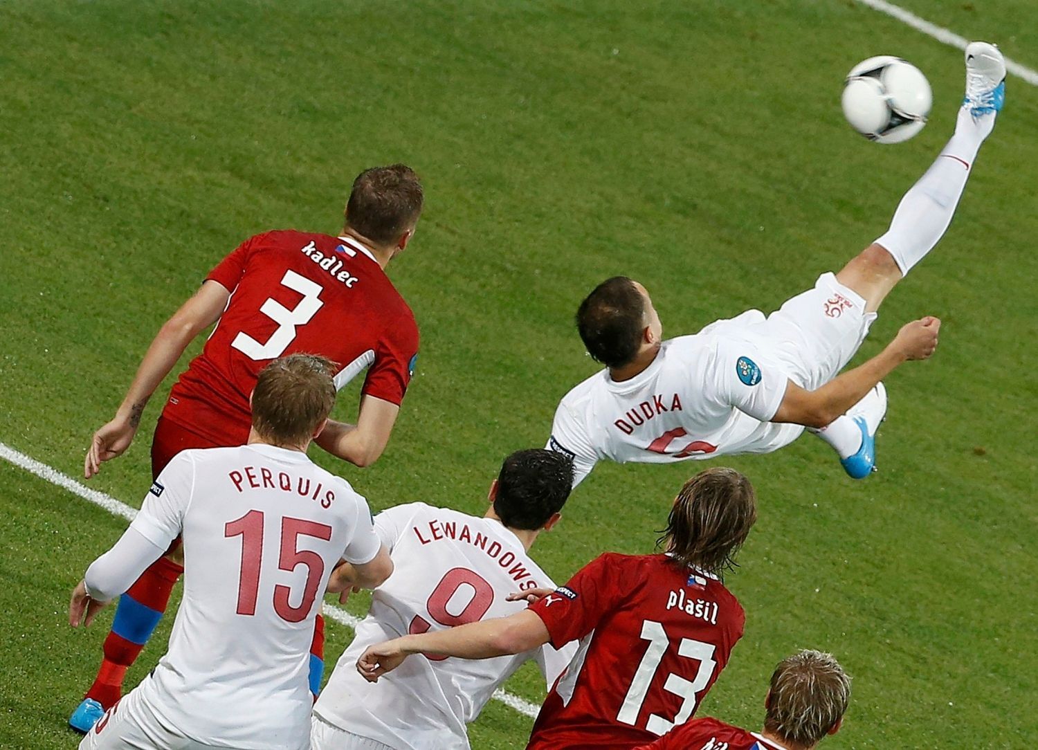 Polský fotbalista Dariusz Dudka zkouší nůžky proti České republice v utkání skupiny A na Euru 2012