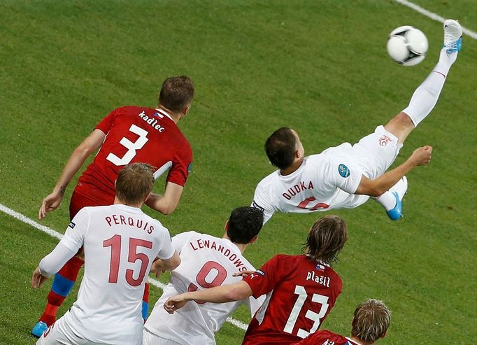 Polský fotbalista Dariusz Dudka zkouší nůžky proti České republice v utkání skupiny A na Euru 2012.