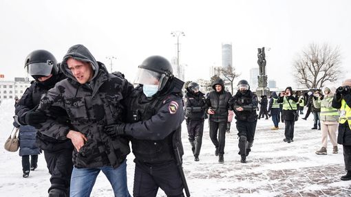 Ruská policie zatýká lidi protestující proti útoku na Ukrajinu.