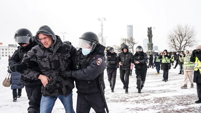 Ruská policie zatýká lidi protestující proti útoku na Ukrajinu.