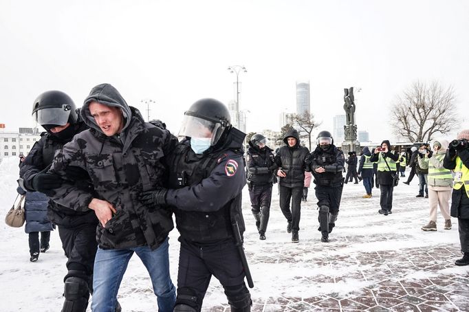 Ruská policie zatýká lidi protestující proti útoku na Ukrajinu.