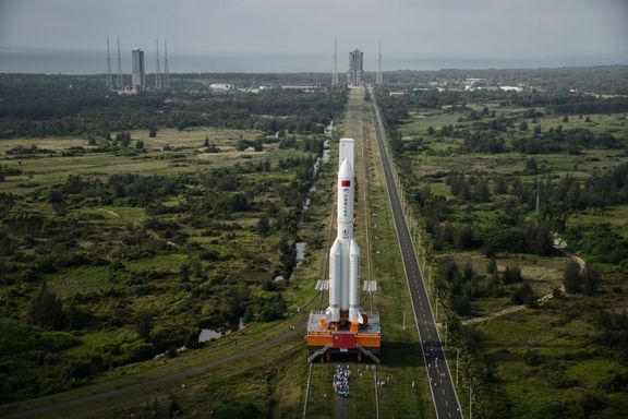 Transport rakety Dlouhý pochod 5B na místo startu na kosmodromu v jihočínském Wenchangu.