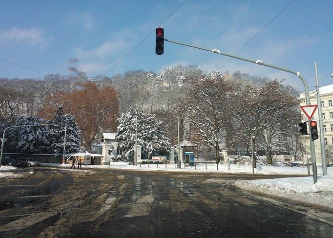 Pražské náměstí Kinských v neděli dopoledne. Dáte si výšlap na Strahov?