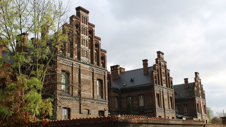 Dostavba porodnice U Apolináře bude stát dvě miliardy korun, navrhla ji Eva Jiřičná
