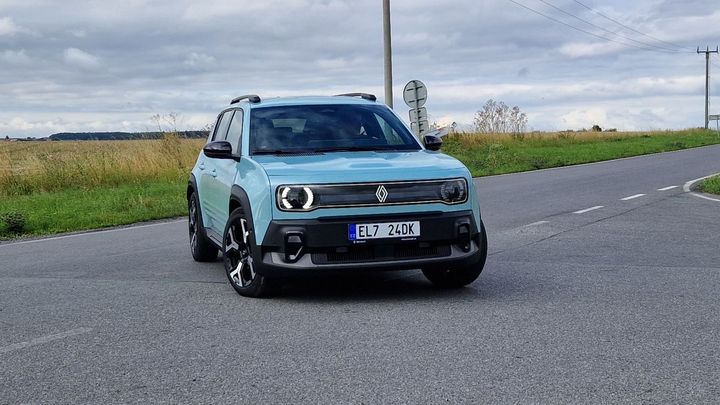 Prostor Fabie, příznivá cena a solidní dojezd. Posadí Renault 4 Česko do elektroaut?