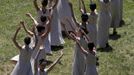 Actresses, playing the role of priestesses, take part in a dress rehearsal for the torch lighting ceremony of the London 2012 Olympic Games at the site of ancient Olympia in Greece May 9, 2012. The official lighting ceremony for the London Games will take place on May 10. REUTERS/Kevin Coombs (GREECE - Tags: SPORT OLYMPICS) Published: Kvě. 9, 2012, 10:23 dop.