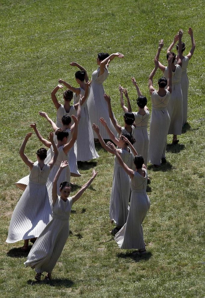 Actresses, playing the role of priestesses, take part in a dress rehearsal for the torch lighting ceremony of the London 2012 Olympic Games at the site of ancient Olympia in Greece May 9, 2012. The official lighting ceremony for the London Games will take place on May 10. REUTERS/Kevin Coombs (GREECE - Tags: SPORT OLYMPICS) Published: Kvě. 9, 2012, 10:23 dop.