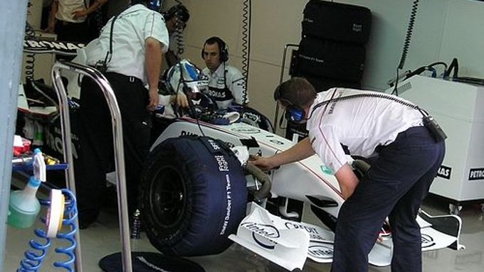 Mechanici týmu BMW-Sauber pracují v boxech v Monze na voze Nicka Heidfelda.