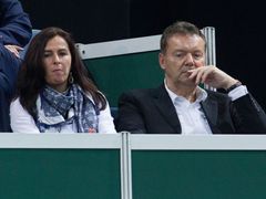 Roman Berbr (vpravo) se svou partnerkou Dagmar Damkovou, členkou komise rozhodčích UEFA. Vlevo nahoře hráčský agent Pavel Paska
