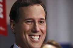 Santorum šokoval. Romney prý není lepší než Obama
