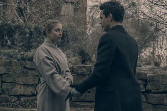 Na snímku z Příběhu služebnice je Sydney Sweeney jako Eden a Max Minghella v roli Nicka.