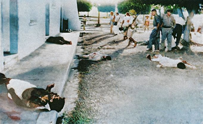 Mrtvá těla zastřelených povstalců na pozemku kasáren Moncada v Santiagu de Cuba, rok 1953. Kolorováno.