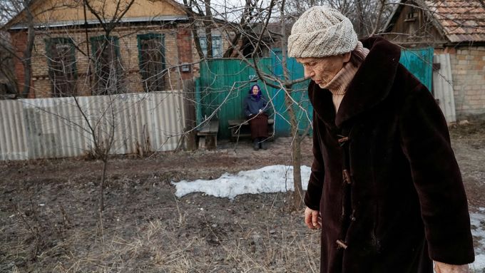 Obrazem: Budeme volit kohokoliv, kdo slíbí mír. Vesnice na Donbasu vyhlíží naději