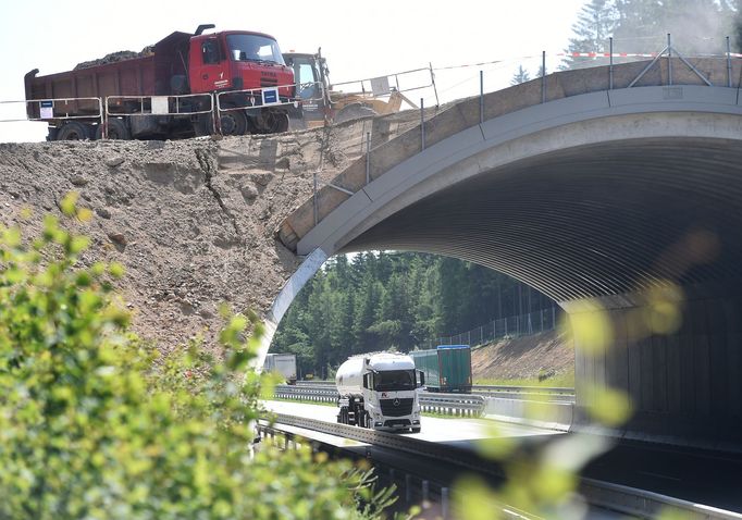 Stavba zeleného mostu pro zvěř na dálnici D1