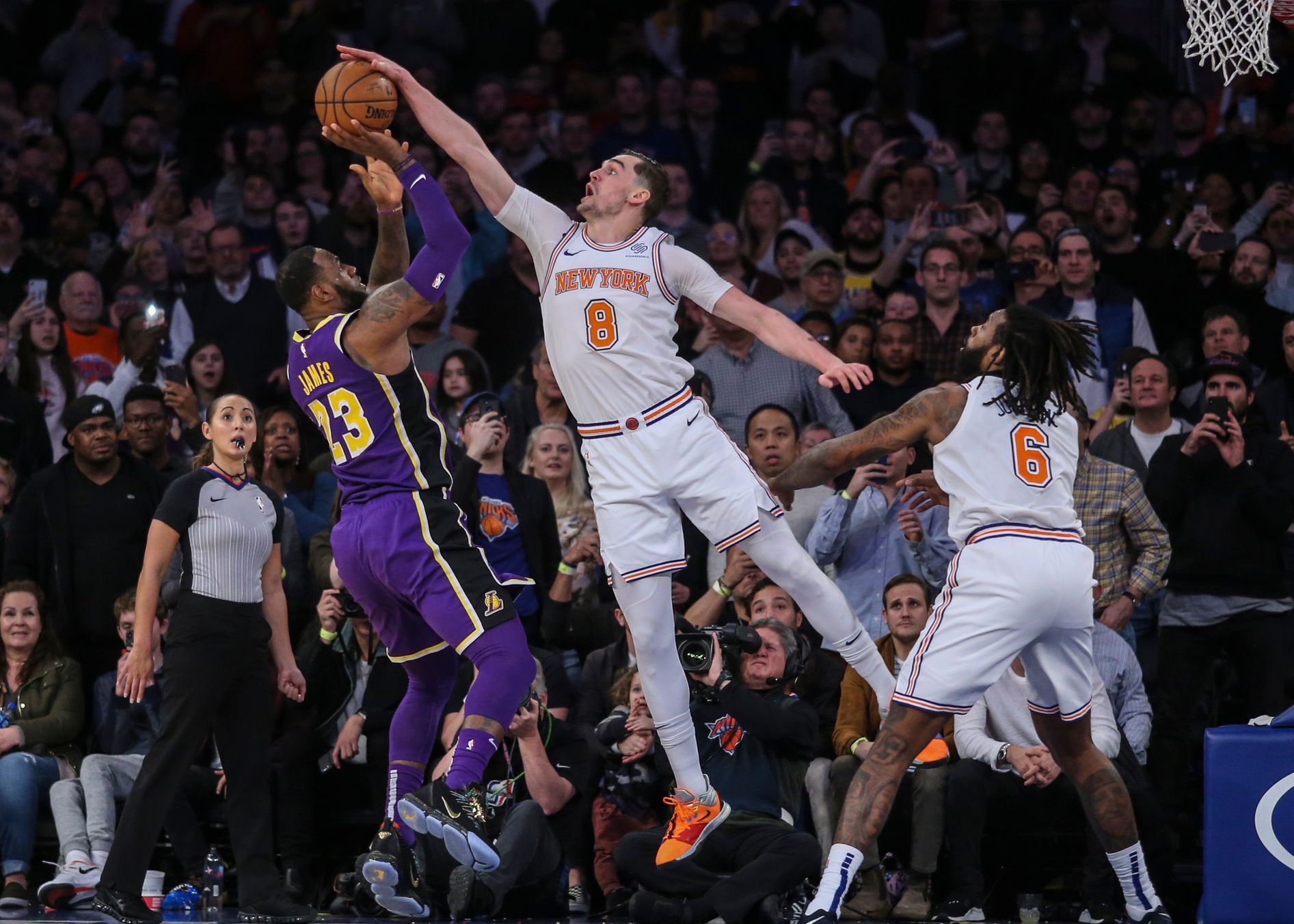 Mario Hezonja z New York Knicks parádním blokem v klíčovém okamžiku zabránil LeBronu Jamesovi z Los Angeles Lakers ve skórování