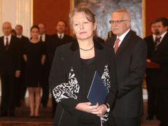 Helena Třeštíková, nová ministryně kultury. Dekret se jmenováním právě dostala.