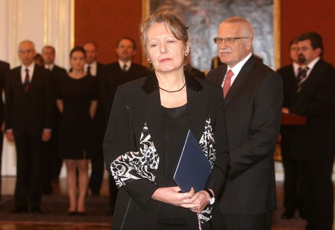 Helena Třeštíková, nová ministryně kultury. Dekret se jmenováním právě dostala.