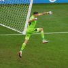 Finále MS ve fotbale 2022, Argentina - Francie: Emiliano Martínez slaví chycenou penaltu